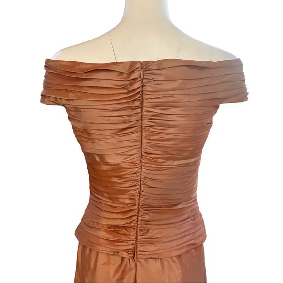 JS Collections Off Shoulder Shirred Taffeta Gown in Copper Size 6 US - Picture 7 of 11